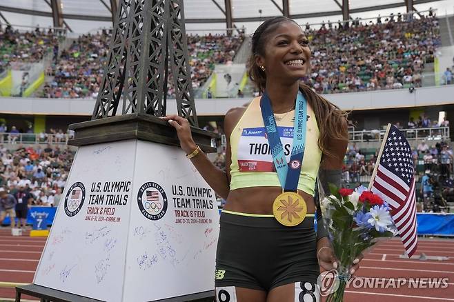 토머스, 파리 올림픽 미국 대표 선발전 여자 200ｍ 우승 (유진 AP=연합뉴스) 토머스가 30일(한국시간) 미국 오리건주 유진 헤이워드필드에서 열린 2024 파리 올림픽 미국 육상 대표 선발전 여자 200ｍ 결선에서 우승한 뒤 기념 촬영하고 있다.