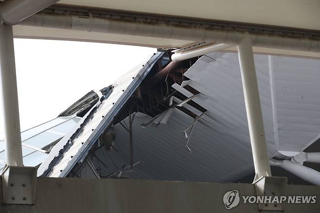 지난 28일 폭우에 파손된 인도 뉴델리 공항 시설 [EPA 연합뉴스 자료사진. 재판매 및 DB 금지]