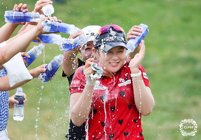 우승 축하 물세례를 받는 박현경. [KLPGA 제공. 재판매 및 DB 금지]