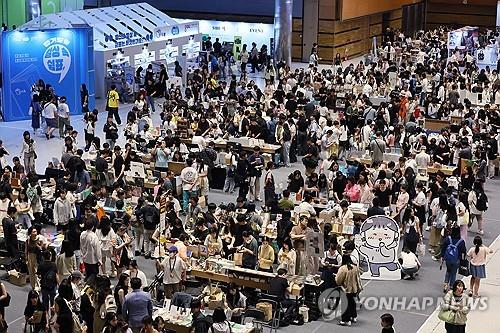 서울국제도서전 마지막 날...관람객 '북적' (서울=연합뉴스) 이정훈 기자 = 30일 서울 강남구 코엑스에서 열린 2024 서울국제도서전이 인파로 북적이고 있다. 2024.6.30 
uwg806@yna.co.kr