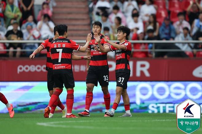 홍윤상의 득점에 기뻐하는 포항 선수들 [한국프로축구연맹 제공. 재판매 및 DB금지]