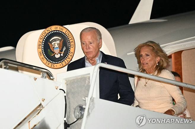 전용기에서 내리는 조 바이든 미 대통령과 영부인 질 바이든 여사 (헤이거즈타운 AFP=연합뉴스) 29일(현지시간) 조 바이든 미국 대통령과 영부인 질 바이든 여사가 메릴랜드주 헤이거즈타운 공항에 도착한 대통령 전용기에서 내려 캠프 데이비드로 이동할 준비를 하고 있다. 2024.6.29