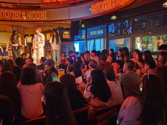 지난 6월 12일 중국 쓰촨성 청두시 란구이팡 한 음식점에서 열린 K팝 랜덤댄스 대회에서 참가자들이 관객들 앞에서 춤을 추고 있다. 사진 이도성 특파원
