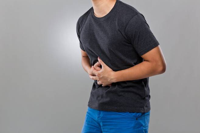 역류성 식도염이 있을 때는 과식을 하거나 식후 바로 눕는 것을 피해야 하고, 식품을 가려 먹는 것도 필요하다. [사진=클립아트코리아]