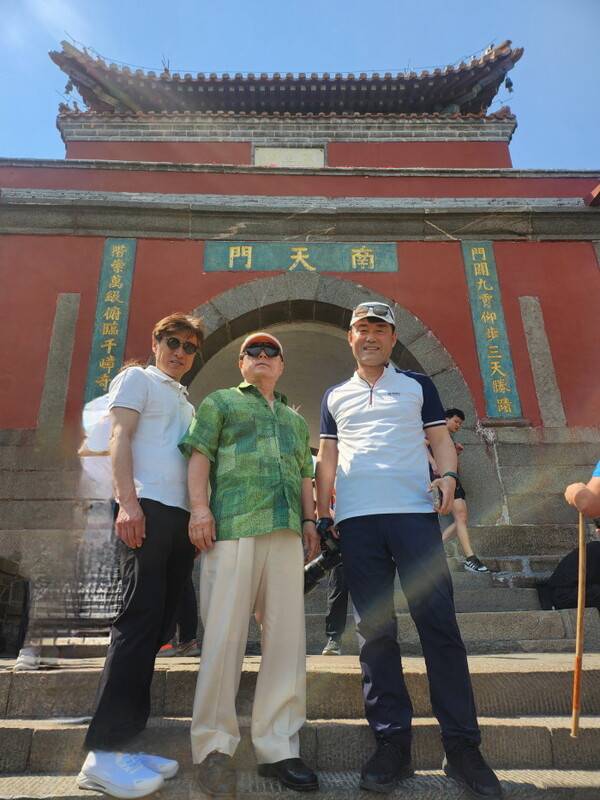 태산 정상 남천문을 뒤로 하고 김기선 이사, 유범진 이사장, 최도규 부연맹장(이상 왼쪽부터)이 기념사진을 찍고 있다.