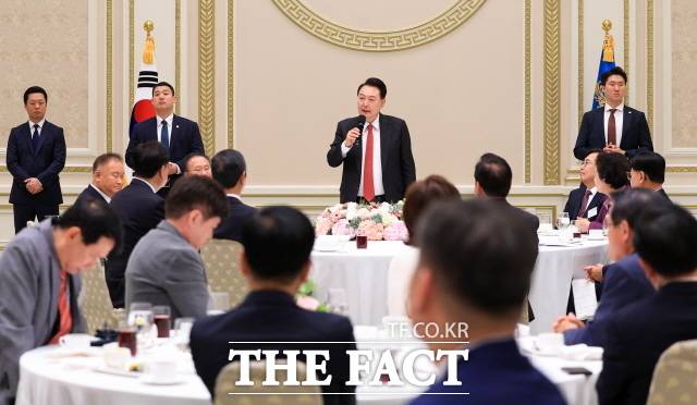 공공기관장 공백이 6개월 이상 장기 지속되고 있는 곳은 13곳에 달했다. 올해 하반기 보은성 인사 차원에서 이뤄질 것이란 관측이 정치권에서 나온다. 윤 대통령이 지난 4월 24일 청와대 영빈관에서 열린 제22대 총선 불출마·낙천·낙선 국민의힘 현역 국회의원 격려 오찬에서 발언하는 모습. /대통령실 제공