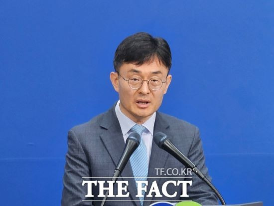 김현곤 경기도 경제부지사는 1일 경기도청에서 긴급기자회견을 갖고 "한류문화 확산을 위해 추진해 온 K-컬처밸리 복합 개발 사업의 정상화를 위해 현행 사업 시행자와의 사업 협약을 해지하고 새로운 비전과 방식 속도로 사업을 추진하기로 결정했다"고 밝혔다.