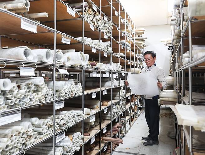 지난달 10일 현대차그룹의 경기 화성 남양연구소 ‘설계 1동’의 도면실. 철제 선반마다 수북이 쌓인 누런 두루마리가 있었다. 1975년 생산된 포니부터 디지털 도면 작성이 시작된 2000년 초반까지 현대차그룹에서 만든 자동차와 그 부품들의 도면이었다. 총 11만7516장. 각 장에는 이를 그린 엔지니어 2~3명의 친필 서명이 있었고, 지웠다 다시 써 얼룩이 많았다. /고운호 기자