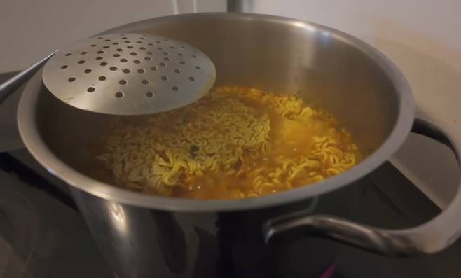 과학유튜버 궤도가 끓이는 라면. /유튜브 '빠니보틀'