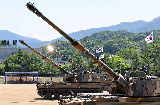26일 오전 경기 남양주시 육군 제7포병여단에서 열린 6·25참전용사 초청행사 중 K9A1 자주포가 연습탄 발포 시연을 하고 있다. /뉴스1