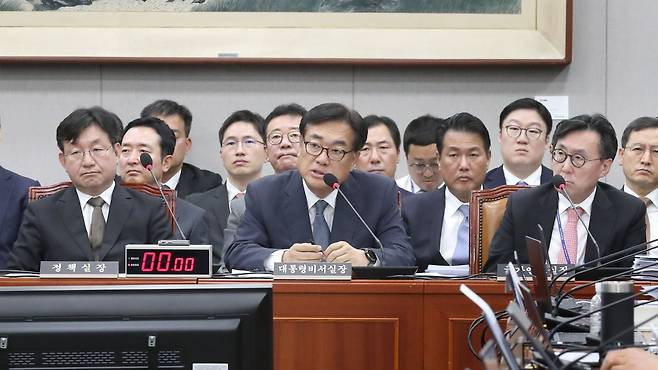 1일 국회에서 열린 운영위원회 전체회의에서 정진석 대통령비서실장이 여야 의원들의 질의에 답변하고 있다. 왼쪽은 성태윤 대통령실 정책실장, 오른쪽은 장호진 국가안보실장. /이덕훈 기자