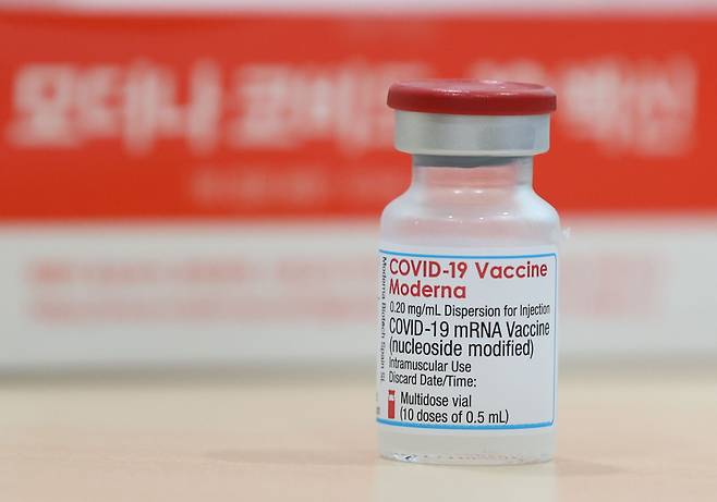 미국 제약사 모더나는 최근 코로나19와 독감을 동시에 예방하는 백신 mRNA-1083에 대한 임상 3상을 마쳤다고 지난달 10일 홈페이지에 밝혔다. 사진은 모더나가 출시한 코로나19 mRNA 백신./연합뉴스