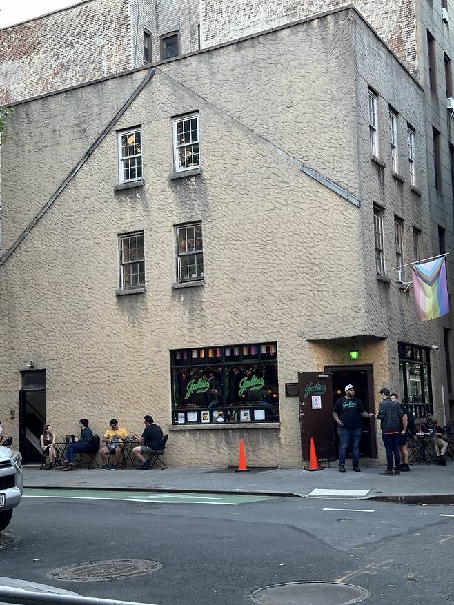 뉴욕 성소수자 인권 운동의 상징이 된 주점 ‘줄리어스’.    뉴욕=김현수 특파원