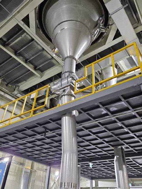 전남 여수 산업단지에 구축된 한국화학연구원 탄소중립화학공정실증센터의 촉매 소재 성형을 위한 '분무 건조기' 모습