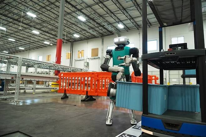 어질리티 로보틱스의 휴머노이드 로봇 ‘디지트’가 미국의 한 속옷업체 물류 창고에 정식 일꾼으로 투입됐다. 어질리티 로보틱스 제공