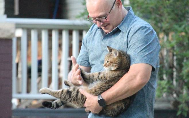 지난달 26일(현지시각) 미국 미네소타주 미니애폴리스 웨지에서 열린 ‘고양이 투어’에 참가한 한 가정의 고양이와 반려인. ‘웨지 라이브’ 인스타그램.