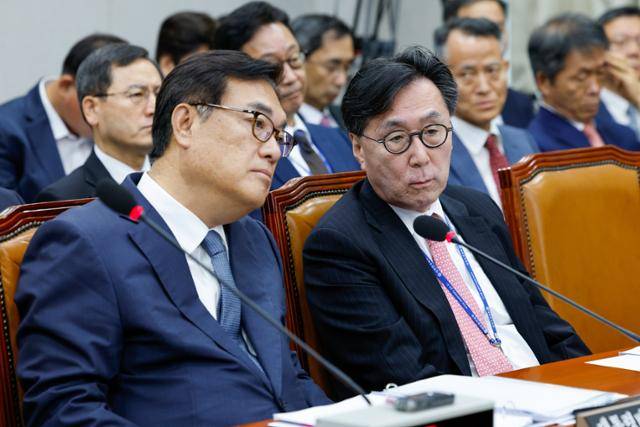 정진석(왼쪽) 대통령실 비서실장과 장호진 국가안보실장이 1일 오전 서울 여의도 국회에서 열린 운영위원회 전체회의에서 대화하고 있다. 뉴스1