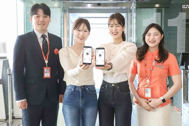 제주항공이 국제선 모바일 체크인 서비스를 확대한 지 1년여 만에 ‘2명 중 1명’이 서비스를 이용하는 등 빠른 증가세를 기록한 것으로 나타났다. (제주항공 제공)