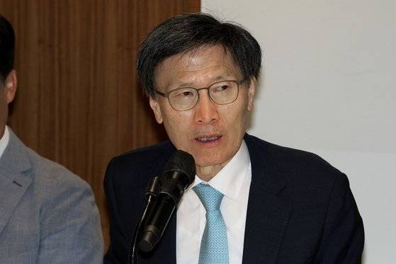 윤영관 전 외교부 장관이 지난달 28일 재단법인 한반도평화만들기 주최 포럼에서 발언하고 있다. 장진영 기자