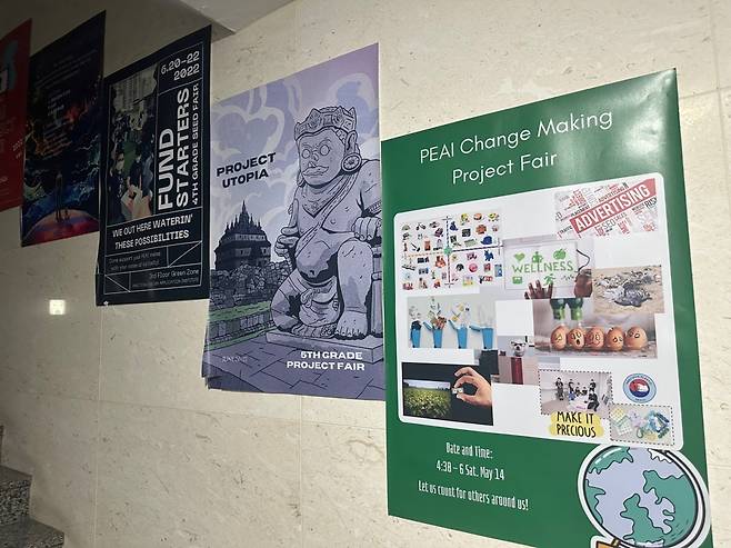 서울 강남구 대치동 한티역 인근에 있는 피아이(PEAI)어학원 복도에 학생들이 영어로 배우고 토론하는 주제에 대한 포스터가 붙어 있다. 이혜인 기자