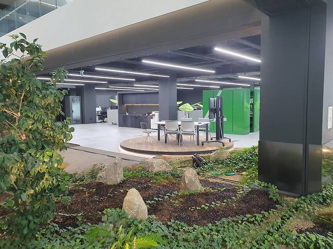4층 사무실 전경. 조종암 회장이 제주도 돌과 식물을 그대로 가져와 직원들의 업무 환경을 개선했다. 윤현주 기자