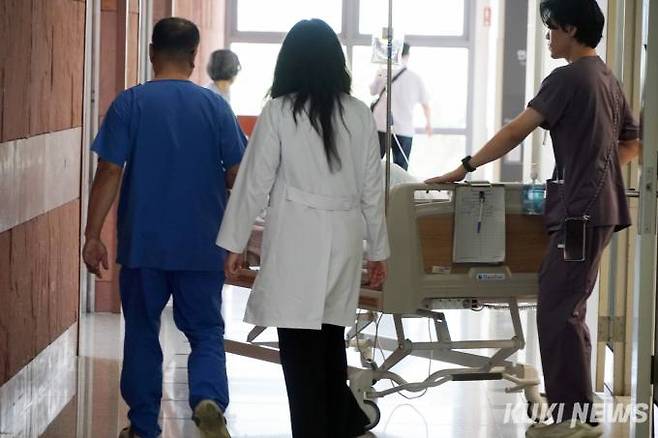 6월27일 서울의 한 대학병원에서 의료진이 이동하고 있다. 사진=박효상 기자