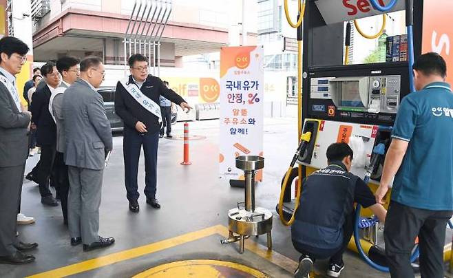 최남호 산업통상자원부 2차관(가운데)이 1일, 유류세 일부 환원 시행일에 맞춰 석유 판매가격 동향을 점검하기 위해 경기도 안양시 소재 알뜰주유소를 방문해 운영현황 및 애로사항을 청취하고 있다. 산업통상자원부 