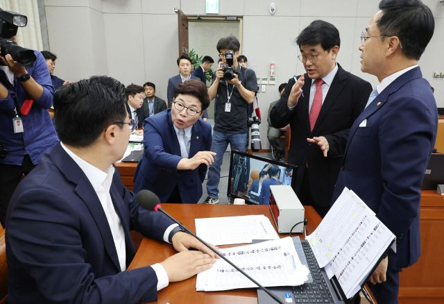 국민의힘 임이자 의원(왼쪽 두번째)이 1일 오후 국회에서 열린 운영위원회 전체회의에서 더불어민주당 소속 박찬대 위원장에게 같은 당 배현진 의원에게 했던 발언과 관련해 항의하고 있다. 연합뉴스