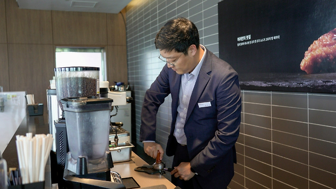 김성곤 금호통영마리나 리조트 영업팀 팀장이 커피를 만들고 있다 / 사진=김규란 여행+ PD