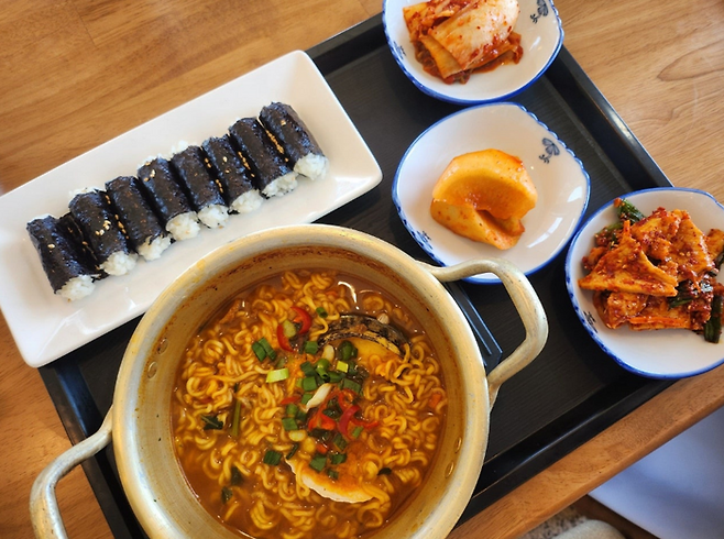 해산물이 가득 든 라면과 충무김밥 단품  / 사진=김규란 여행+ PD