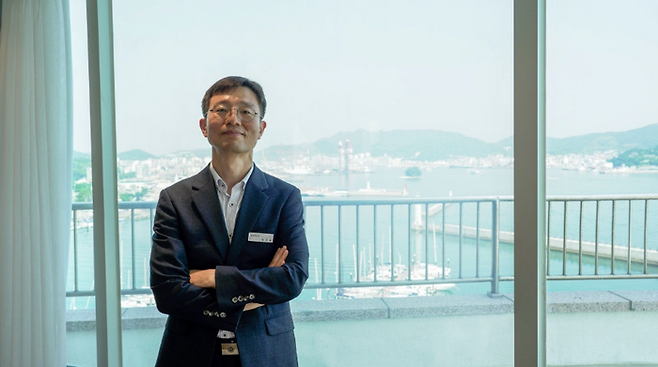 양진호 총지배인이 로얄스위트프리미어 객실에서 자세를 취하고 있다 / 사진=김규란 여행+ PD