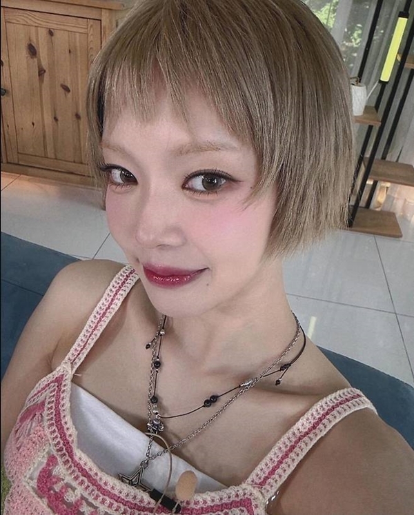 AOA 출신 가수 초아가 30일 인스타그램에 “이번 머리 난 예쁜데 !!”라는 글과 함께 여러 장의 사진을 게재하며 근황을 전했다. / 사진 = SNS