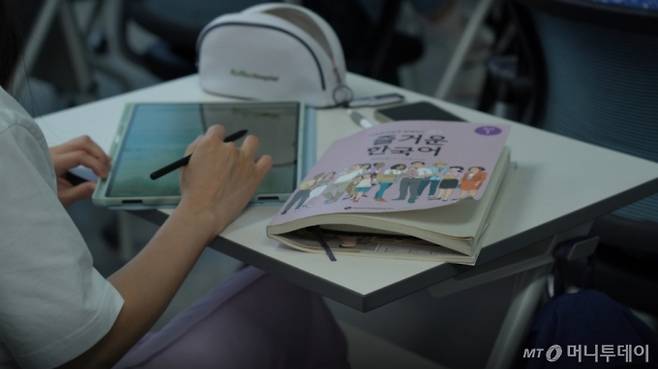 지난 16일 시흥가족센터 한국어 수업에 참여한 결혼이민자가 내용을 필기하고 있다 /사진=이상봉 기자, 김윤하 PD