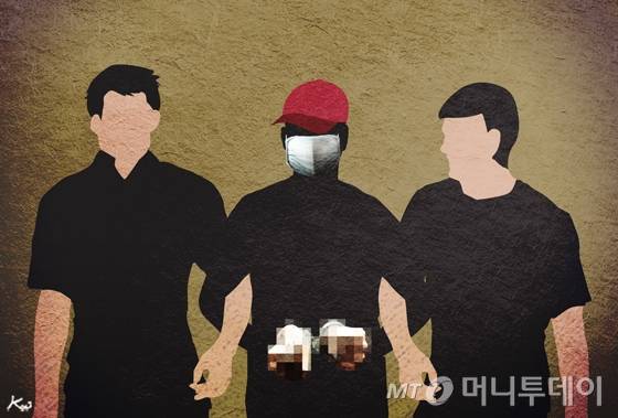육군 한 신병교육대 여자화장실에 몰래카메라를 설치한 혐의로 해당 부대 간부가 구속됐다. / 삽화=김현정 디자인 기자