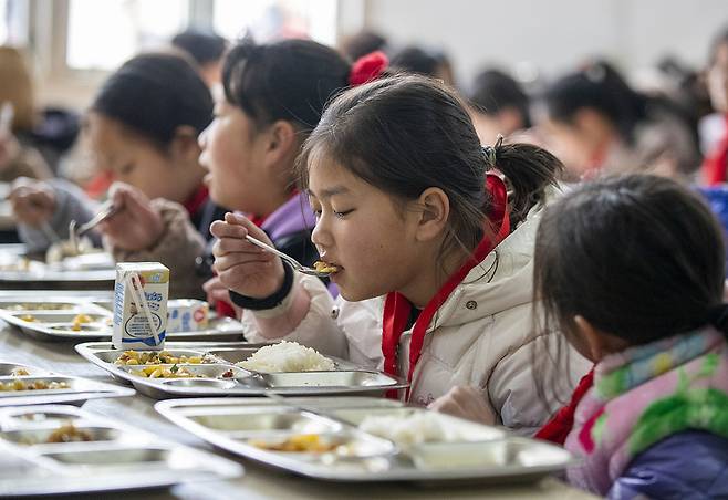 2023년 중국 구이저우 지역 초등학교의 급식 현장/사진=중국 인터넷