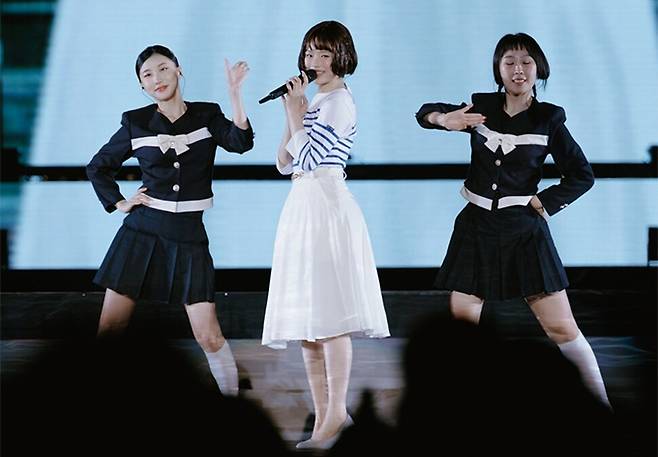 그룹 뉴진스(NewJeans) 하니 지난달 26일 일본 도쿄돔에서 팬미팅 '버니즈 캠프 2024 도쿄돔'(Bunnies Camp 2024 Tokyo Dome) 공연에서 일본 가수 마츠다 세이코의 곡 '푸른 산호초'를 부르고 있다./사진제공=어도어