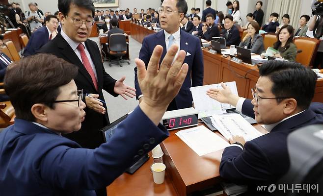 [서울=뉴시스] 조성우 기자 = 임이자(왼쪽) 국민의힘 의원이 1일 오후 서울 여의도 국회에서 열린 운영위원회 전체회의에서 박찬대 운영위원장에게 의사 진행과 관련해 항의하고 있다. 2024.07.01. xconfind@newsis.com /사진=조성우