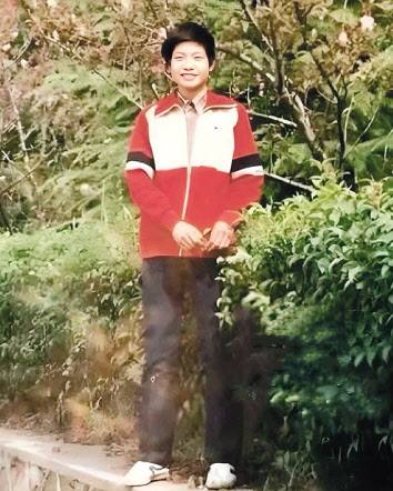 1999년 모교인 우한대에서 포즈를 취한 레이쥔 회장 [@visuals_china 인스타그램 캡처]