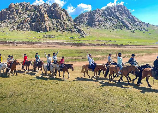 몽골 초원에서 말 달리는 한국 엄마들-착한여행 8월 맘마미아 앞둔 시범 탐방