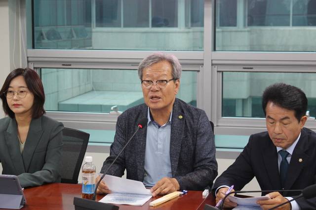 하원오 국민과 함께하는 농민의길 상임대표(가운데)가 1일 국회 의원회관에서 열린 ‘농민의길 대국회 요구안 전달식’에서 제안 취지를 설명하고 있다.