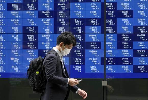 일본 도쿄의 한 시민이 엔화 가격이 표시된 전광판 앞을 걷고 있다. 엔화는 최근 1달러당 160엔 수준까지 떨어지면서 역대급 엔저 현상이 나타나고 있다. 2024.6.27 도쿄 EPA 연합뉴스