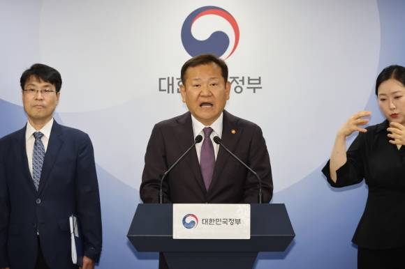 인구전략기획부 신설 브리핑 하는 이상민 장관 - 이상민 행정안전부 장관이 1일 서울 종로구 정부서울청사에서 인구전략기획부 신설방안 관계부처 합동브리핑을 하고 있다.  연합뉴스