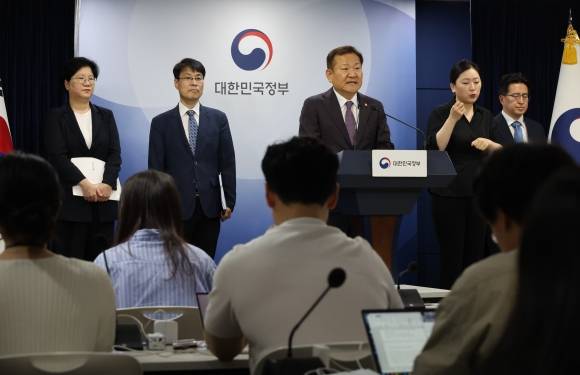 이상민 장관, 인구전략기획부 신설 브리핑 - 이상민 행정안전부 장관이 1일 서울 종로구 정부서울청사에서 인구전략기획부 신설방안 관계부처 합동브리핑을 하고 있다. 2024.7.1 연합뉴스
