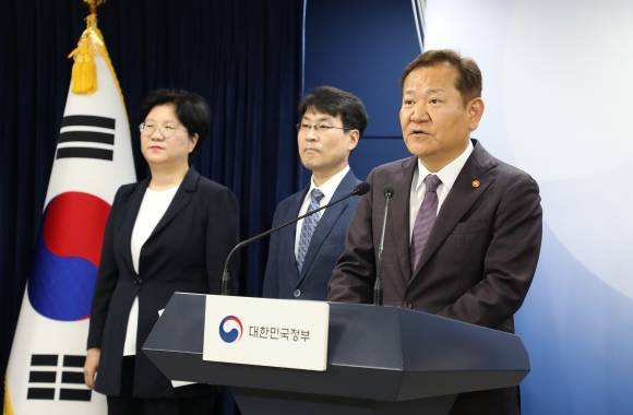 이상민 행정안전부 장관이 1일 오전 서울 종로구 정부서울청사  브리핑룸에서 열린 ‘인구전략기획부 신설방안’ 관계부처 합동브리핑을 하고 있다.  행정안전부 제공
