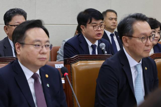 임현택 대한의사협회 회장(뒤쪽)이 지난 6월 26일 오전 국회에서 열린 보건복지위원회의 의료계 비상상황 관련 청문회에 참고인으로 출석해 위원들의 질의에 답하고 있다. 앞쪽은 보건복지부 조규홍 장관과 박민수 2차관. 연합뉴스