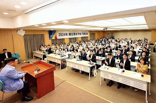 5월 중순 일본 청년 100명이 한일청년교류회에 참석하기 위해 방한했다. 제주에서 열린 한일청년평화포럼에서 권철현 전 주일대사가 강연하고 있다. [SGI]