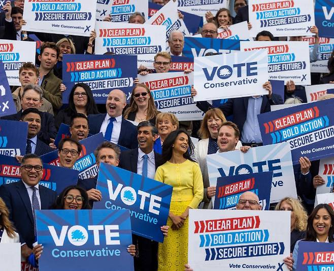 영국 보수당 대표인 리시 수낵 영국 총리(가운데 파란색 넥타이) 부부와 보수당 관계자들이 7월 4일 총선을 앞두고 캠페인을 벌이고 있다. [수낵 총리 X 캡쳐]