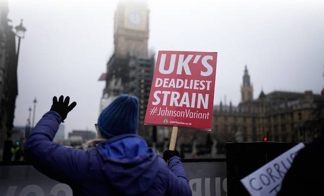 영국의 유럽연합 탈퇴(브렉시트) 반대 시위대가 2022년 1월 25일 런던 도심에서 ‘영국의 가장 치명적인 변종, 존슨 변종’이란 피켓을 들어 당시 보리스 존슨 총리를 비판하고 있다. [AP뉴시스]