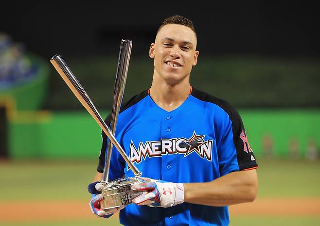 뉴욕양키스 애런 저지가 2017년 올스타 홈런 더비 우승 후 트로피를 들고 웃고 있다. 게티이미지