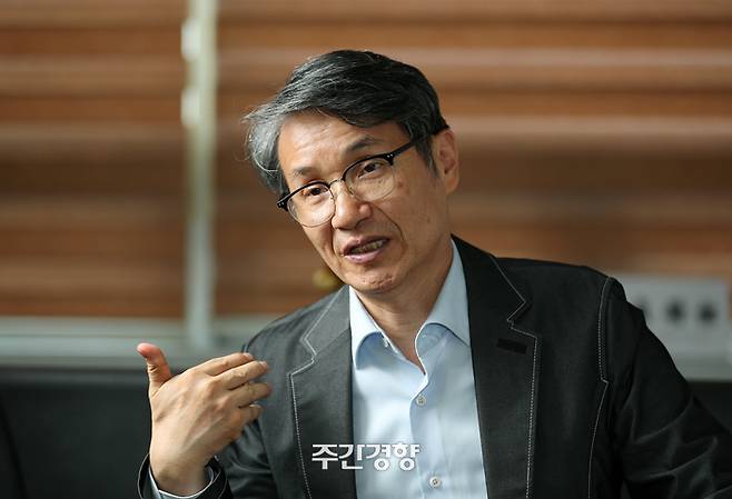 김건희 여사 명품 가방 논란의 당사자인 최재영 목사가 6월 25일 서울 여의도의 한 사무실에서 주간경향과 인터뷰하고 있다. /정지윤 선임기자